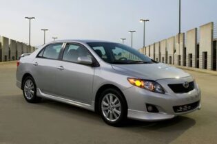 2010 Toyota Corolla XRS 5-Speed Auto Transmission FWD